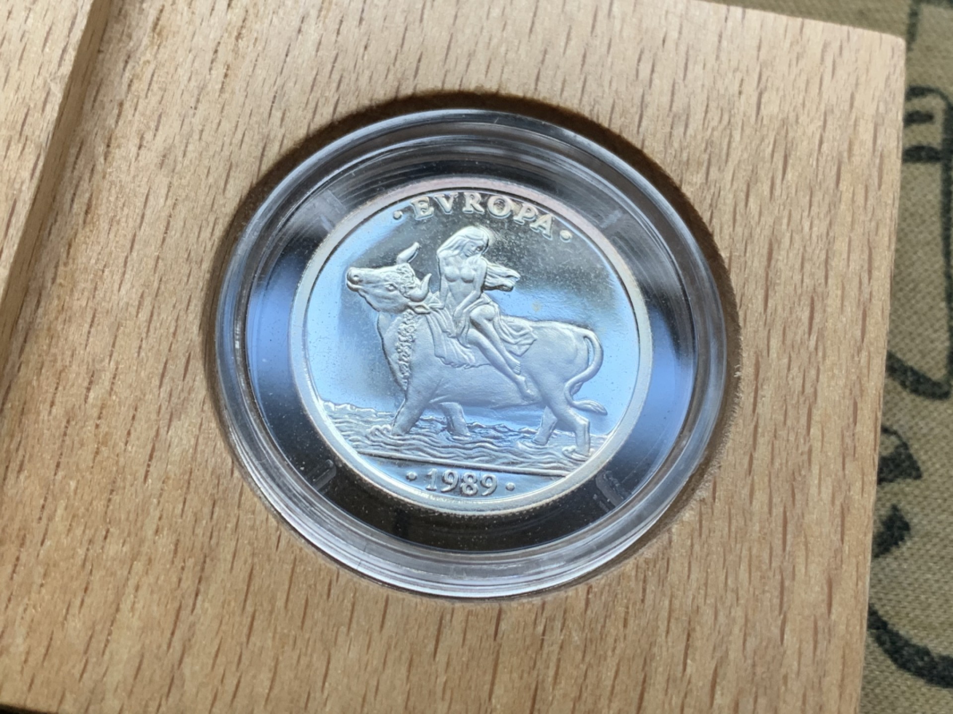 《竞宝斋》第74场-套币裸币专场 本周日，周一，周四.3场连拍（全场不限金额包邮） 原盒证书 西班牙 1989年骑牛 1ECU 精制银币