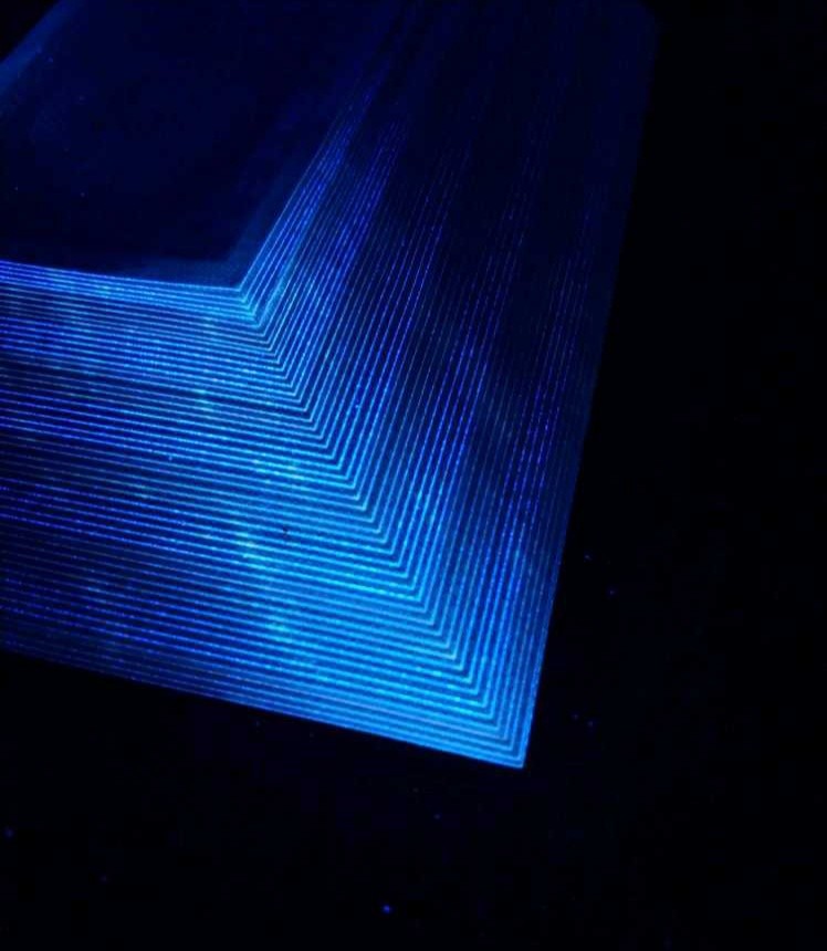 897场 8001－3爱的流星雨002边荧光，强四边荧光裸币，M8P6405002。002边荧主要在西安、北京厂个别冠个别流水，一捆中仅第2张为边荧