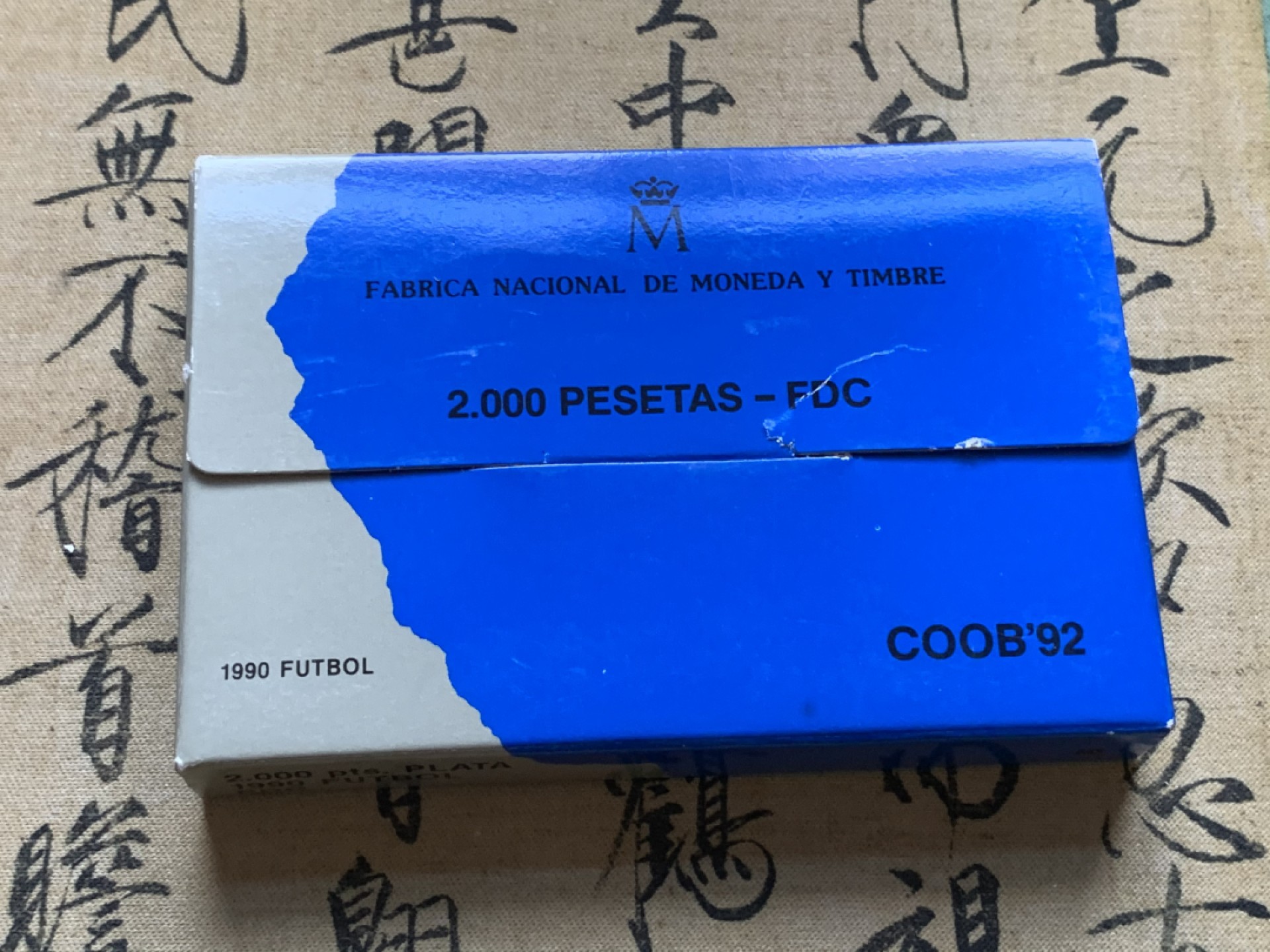 《竞宝斋》第74场-套币裸币专场 本周日，周一，周四.3场连拍（全场不限金额包邮） 原盒证书 西班牙 1992年 巴塞罗那奥运足球 2000比塞塔 精制大银币 27克