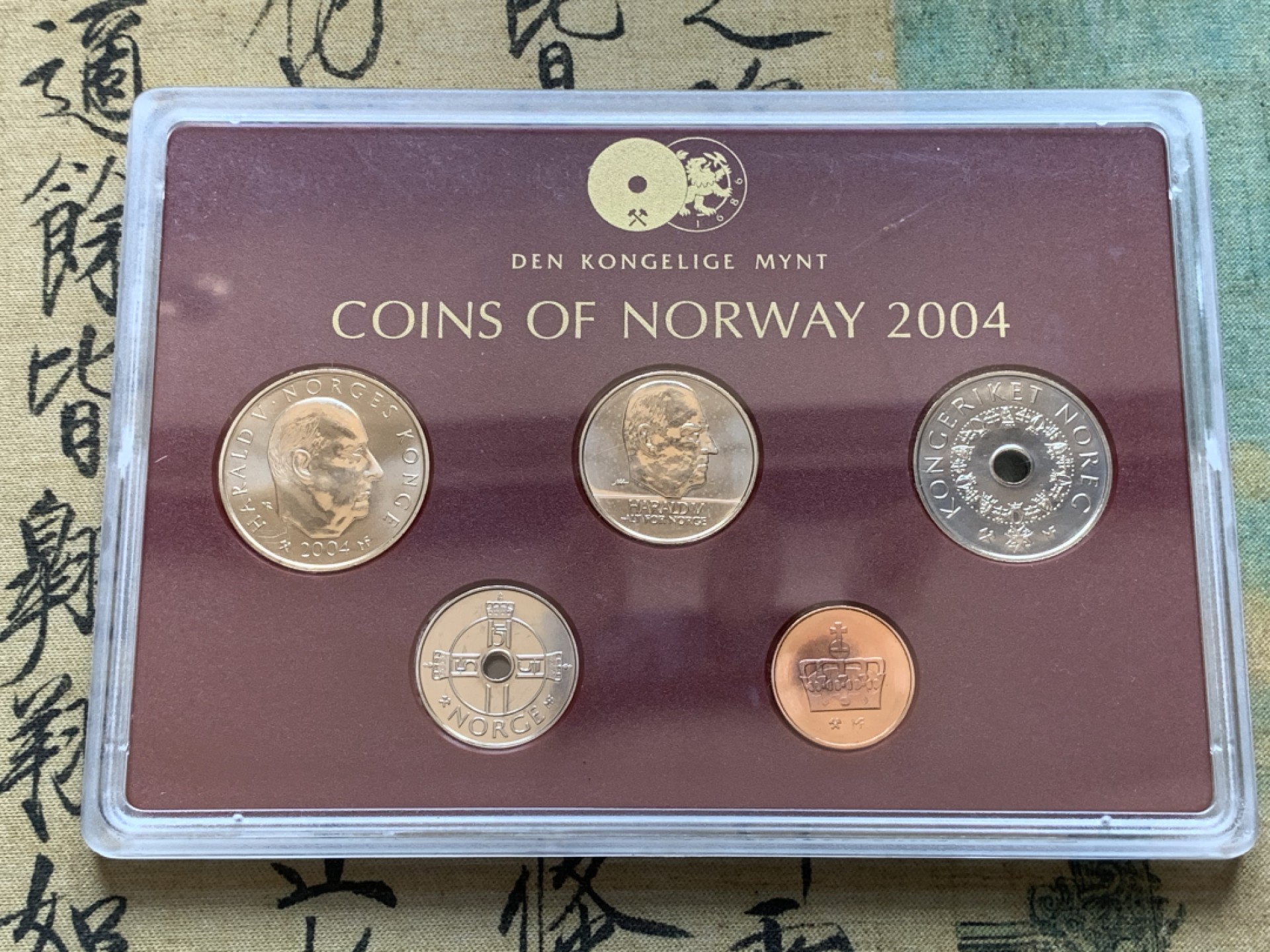 《竞宝斋》第74场-套币裸币专场 本周日，周一，周四.3场连拍（全场不限金额包邮） 卡装 挪威 2004年 哈拉尔五世国王 五枚套 不同面值 封装套币