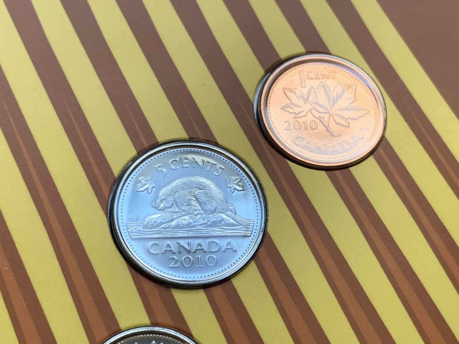 《竞宝斋》第74场-套币裸币专场 本周日，周一，周四.3场连拍（全场不限金额包邮） 3套 礼品装 加拿大 2010年 七枚装套币 其中一枚彩色枫叶 原装塑料套子 完美状态