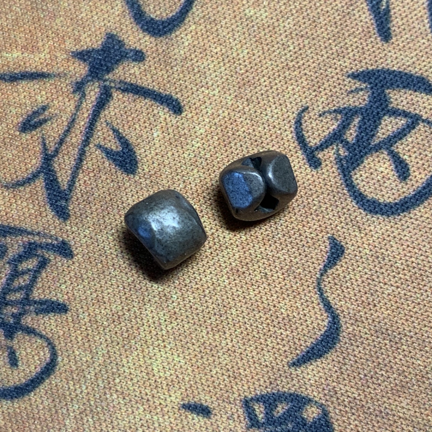 《竞宝斋》第74场-套币裸币专场 本周日，周一，周四.3场连拍（全场不限金额包邮） 2枚一组 泰国 暹罗时期 屁股银 2枚 单枚重量1.42克   少见品种