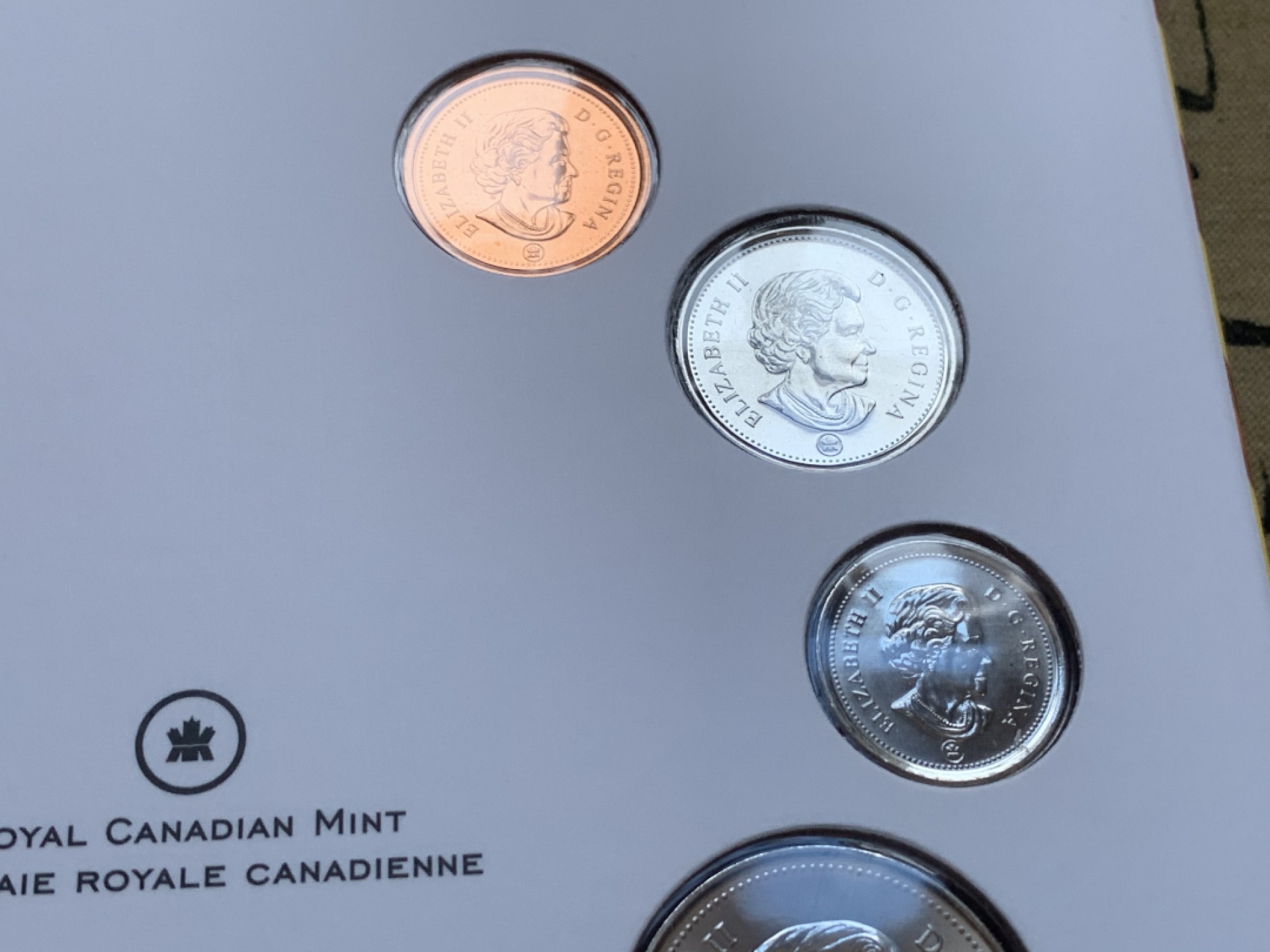 《竞宝斋》第74场-套币裸币专场 本周日，周一，周四.3场连拍（全场不限金额包邮） 3套 礼品装 加拿大 2010年 七枚装套币 其中一枚彩色枫叶 原装塑料套子 完美状态