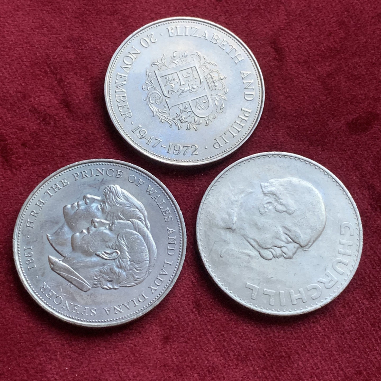 《竞宝斋》第74场-套币裸币专场 本周日，周一，周四.3场连拍（全场不限金额包邮） 英国 克朗型大型纪念币3枚一组 1965丘吉尔1克朗+伊丽莎白与菲利普结婚25周年纪念+戴安娜与查尔斯结婚纪念