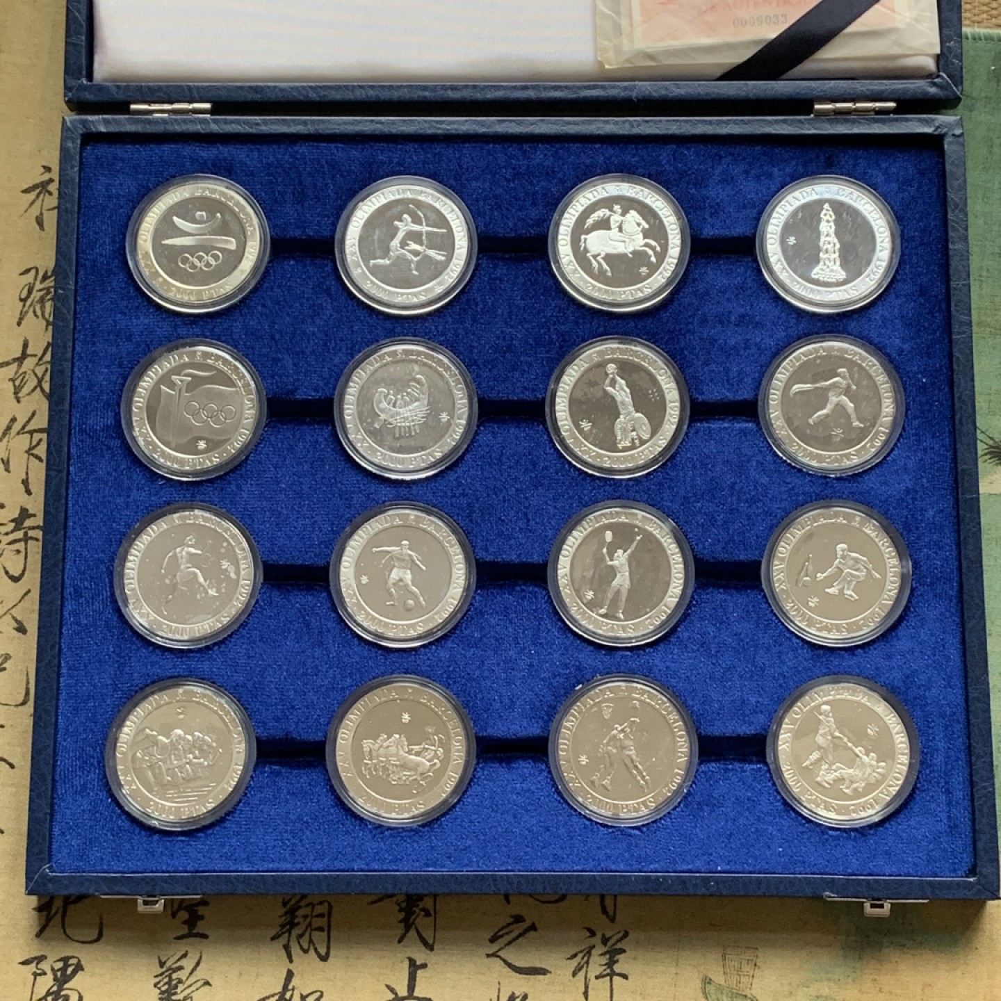 《竞宝斋》第74场-套币裸币专场 本周日，周一，周四.3场连拍（全场不限金额包邮） 少见大盒装 西班牙 1992年巴塞罗那奥运 2000比塞塔 16枚一套精制大银币 单枚27克