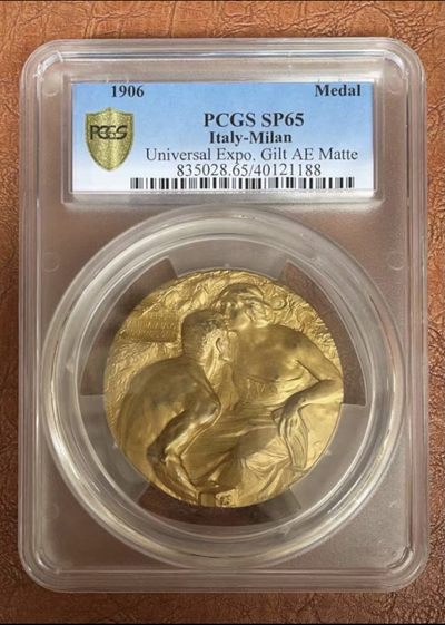 意大利米兰1906劳工科学世博会纪念章   PGCS SP65国际米兰世博会，(Johnson Medal)圣约逊章牌，62mm 160克，铜质喷砂镀金工艺。稀少，官网唯一的一枚评级章。最新NFC防伪技术。非常稀少！