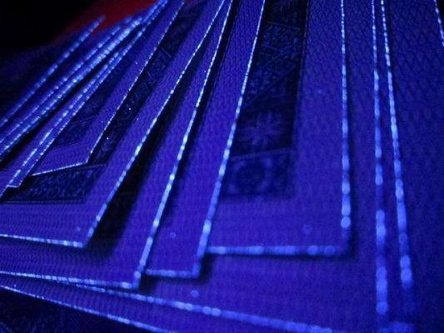 897场 8001－3爱的流星雨002边荧光，强四边荧光裸币，M8P6405002。002边荧主要在西安、北京厂个别冠个别流水，一捆中仅第2张为边荧