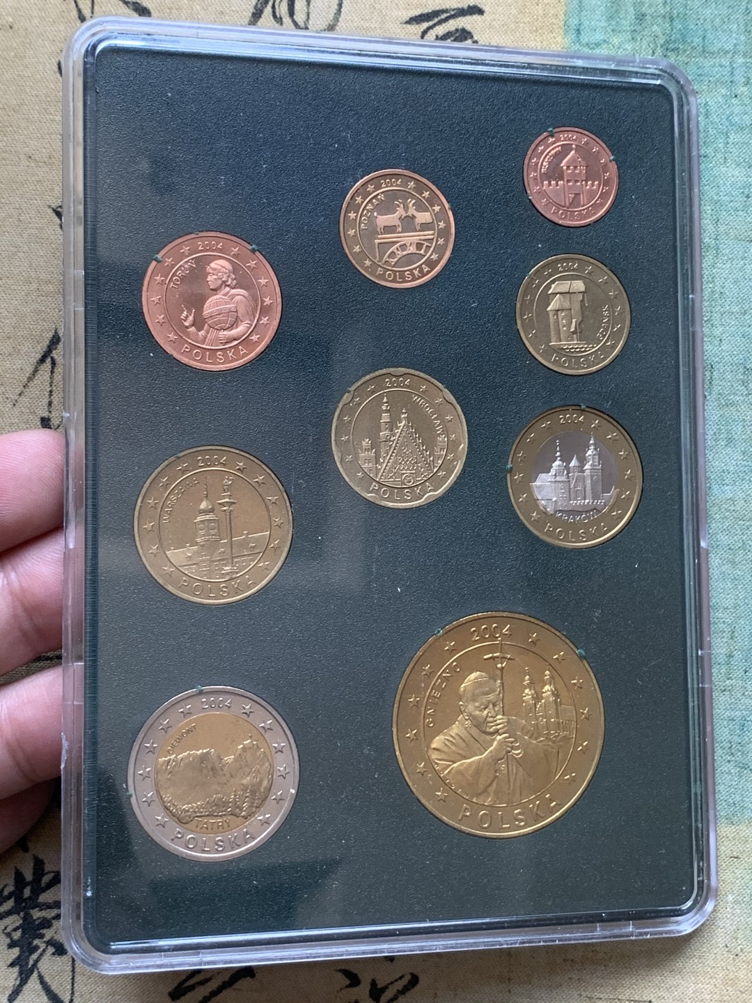 《竞宝斋》第74场-套币裸币专场 本周日，周一，周四.3场连拍（全场不限金额包邮） 卡装 波兰2004年 九枚套1分到5欧元 ESSAI厂试铸欧元套币