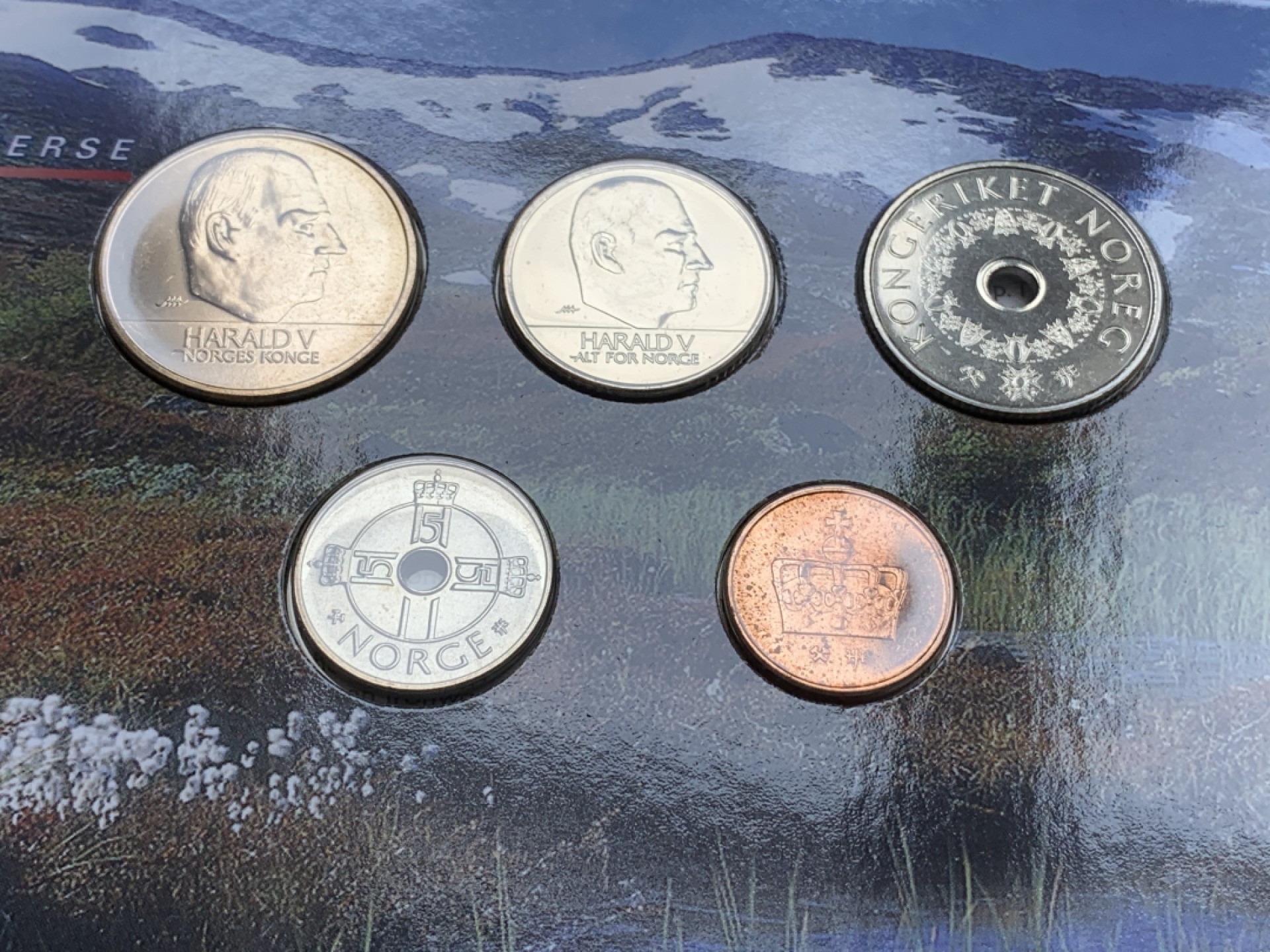 《竞宝斋》第74场-套币裸币专场 本周日，周一，周四.3场连拍（全场不限金额包邮） 卡装 挪威 2001年 哈拉尔五世国王 五枚套 不同面值 封装套币