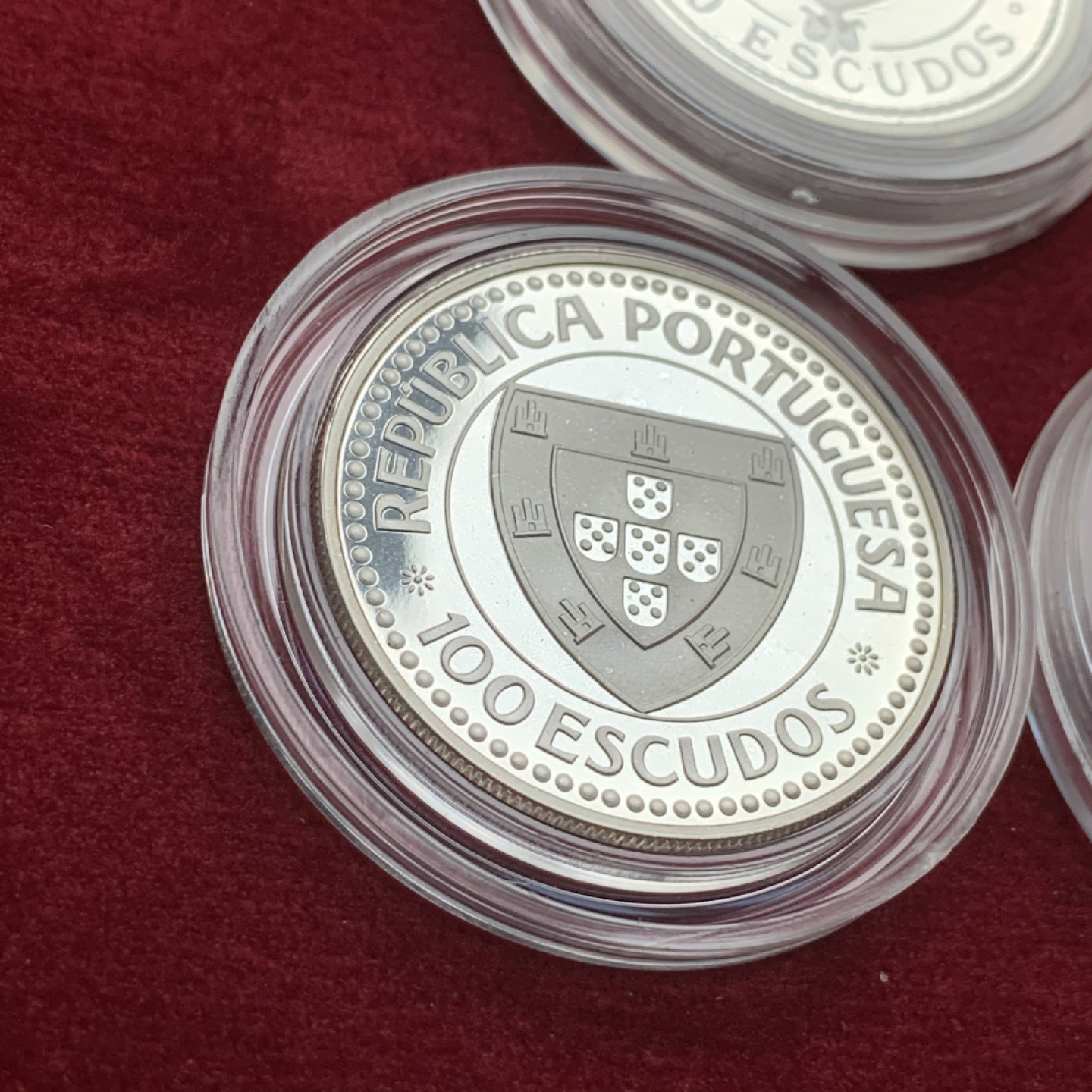 《竞宝斋》第74场-套币裸币专场 本周日，周一，周四.3场连拍（全场不限金额包邮） 原盒证书葡萄牙1988年帆船系列100埃斯库多 精制银币 一流状态