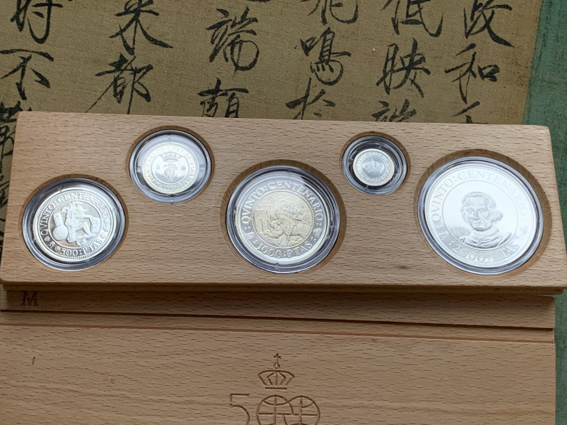 《竞宝斋》第74场-套币裸币专场 本周日，周一，周四.3场连拍（全场不限金额包邮） 原盒证书 西班牙 1989年 五百周年纪念 五枚套 银币 非常漂亮 总计50多克银币