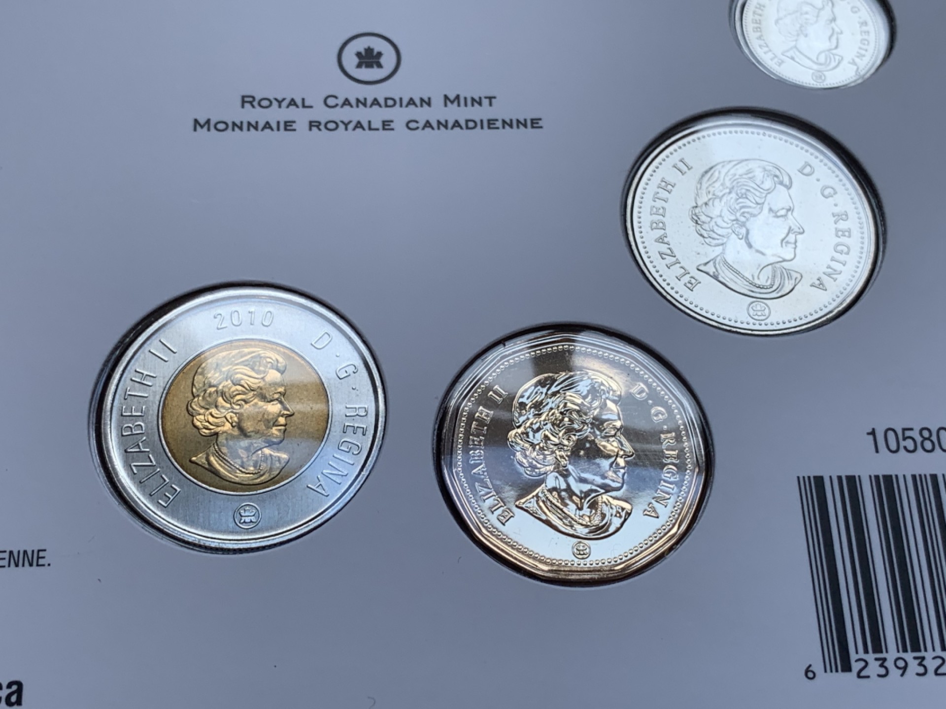 《竞宝斋》第74场-套币裸币专场 本周日，周一，周四.3场连拍（全场不限金额包邮） 3套 礼品装 加拿大 2010年 七枚装套币 其中一枚彩色枫叶 原装塑料套子 完美状态