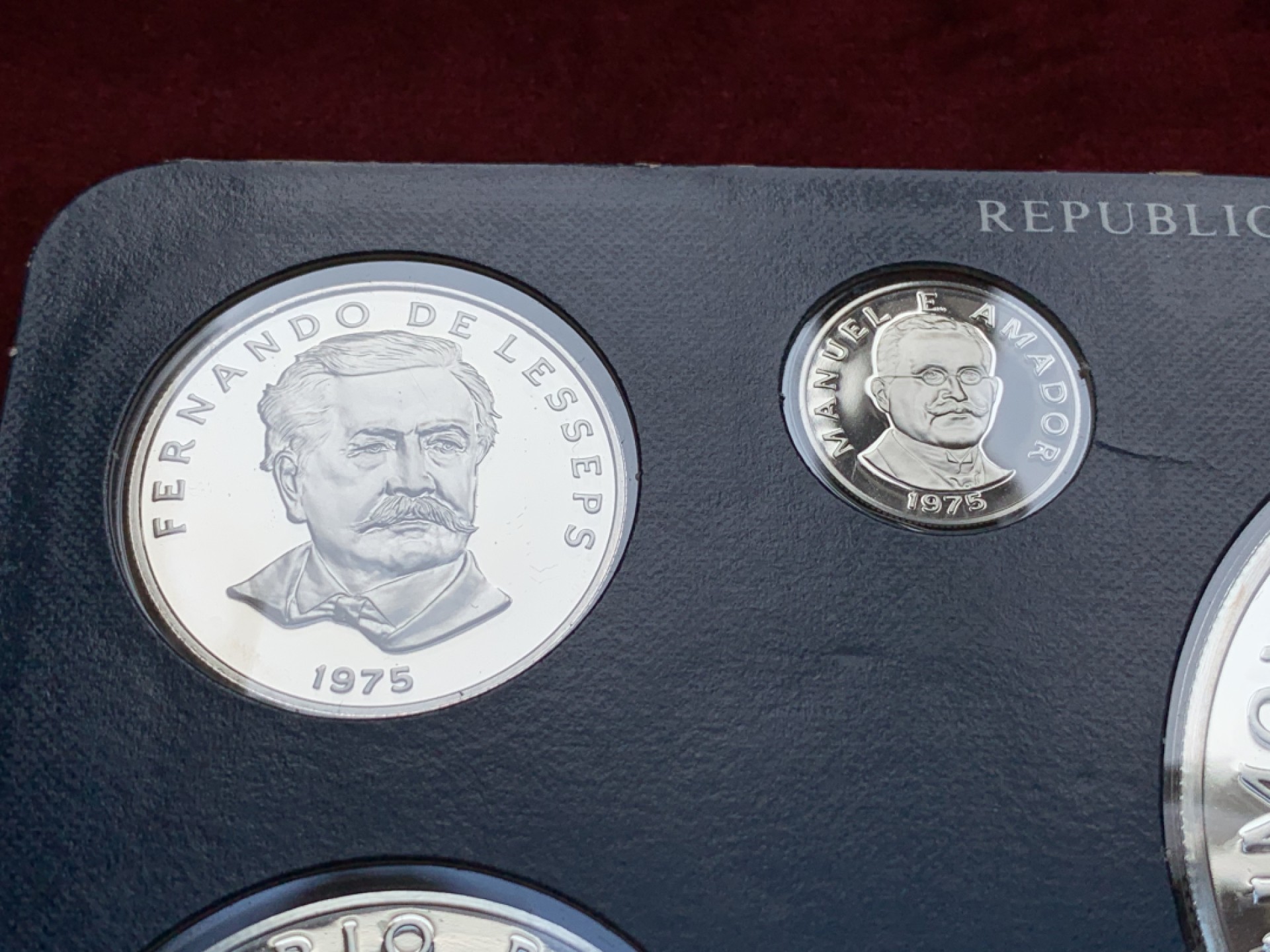 《竞宝斋》第74场-套币裸币专场 本周日，周一，周四.3场连拍（全场不限金额包邮） 原盒证书 巴拿马1975年精制套币9枚 其中三枚最大的是925银币 总银币重量192克