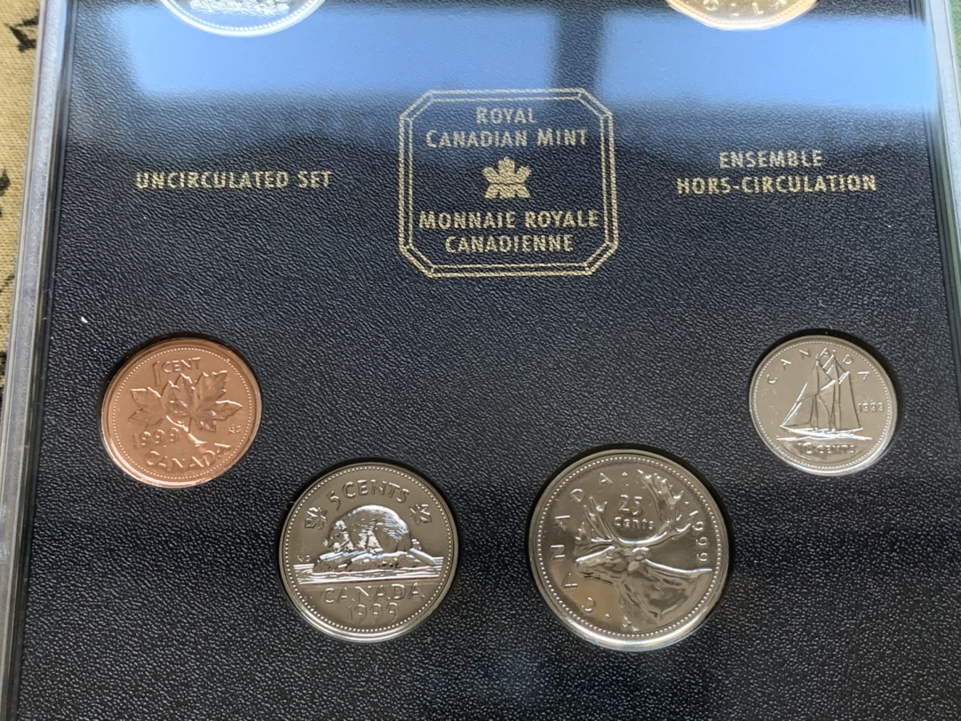 《竞宝斋》第74场-套币裸币专场 本周日，周一，周四.3场连拍（全场不限金额包邮） 卡装 加拿大 1999年 带北极熊2元双色币 七枚套 封装套币