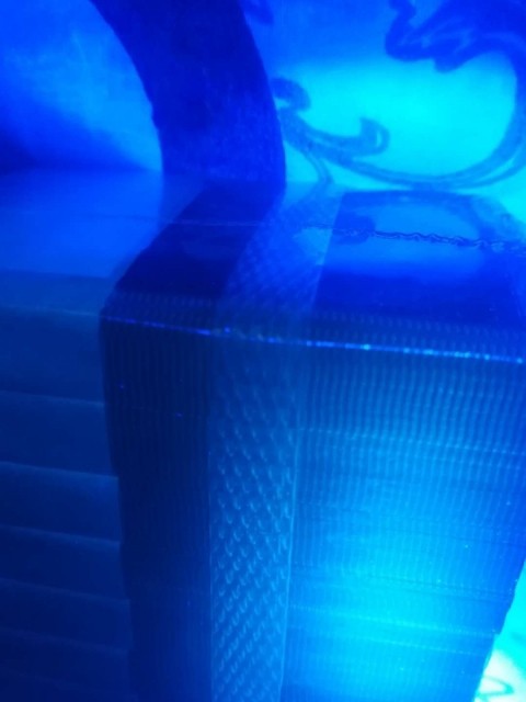 897场 8001－3爱的流星雨002边荧光，强四边荧光裸币，M8P6405002。002边荧主要在西安、北京厂个别冠个别流水，一捆中仅第2张为边荧