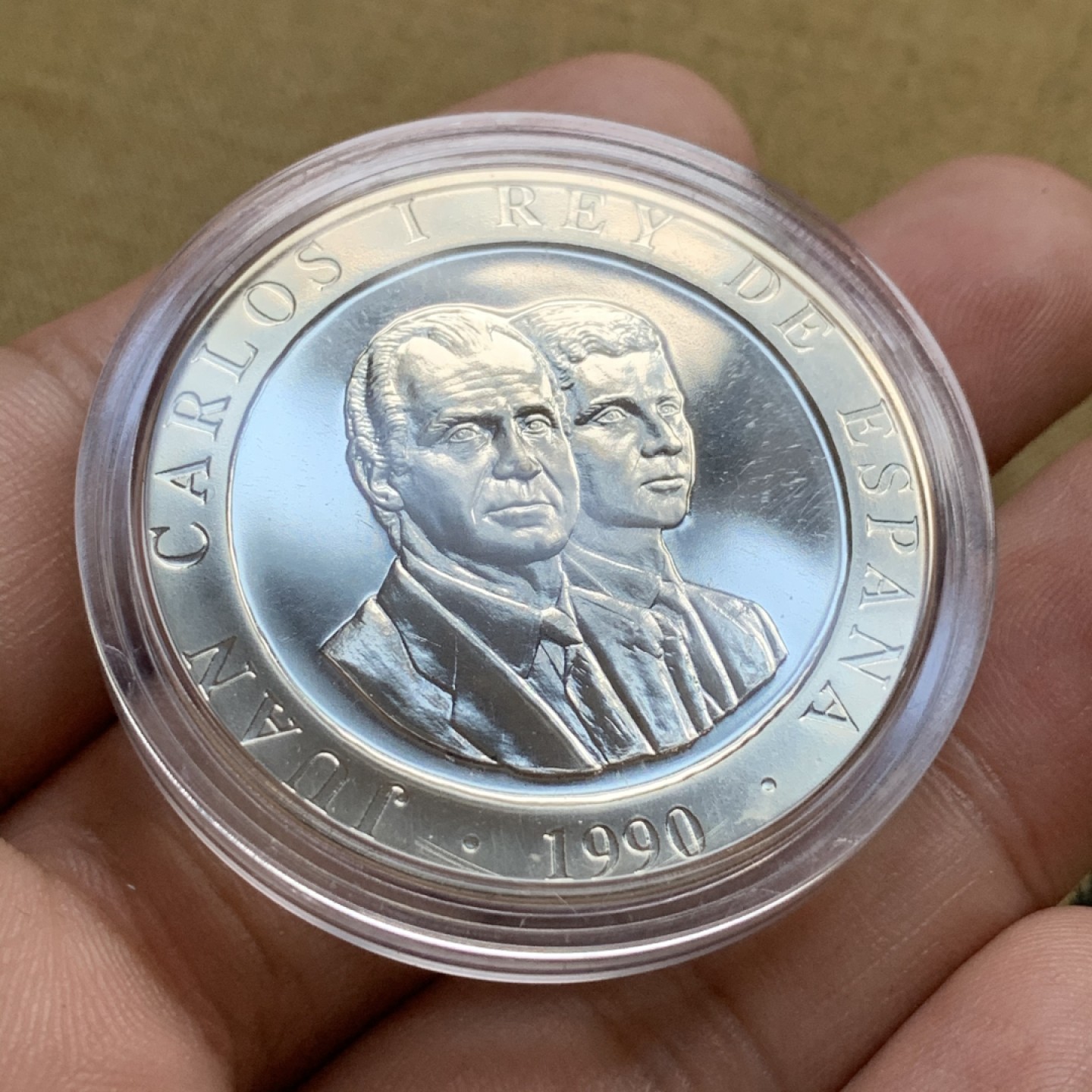 《竞宝斋》第74场-套币裸币专场 本周日，周一，周四.3场连拍（全场不限金额包邮） 原盒证书 西班牙 1992年 巴塞罗那奥运足球 2000比塞塔 精制大银币 27克