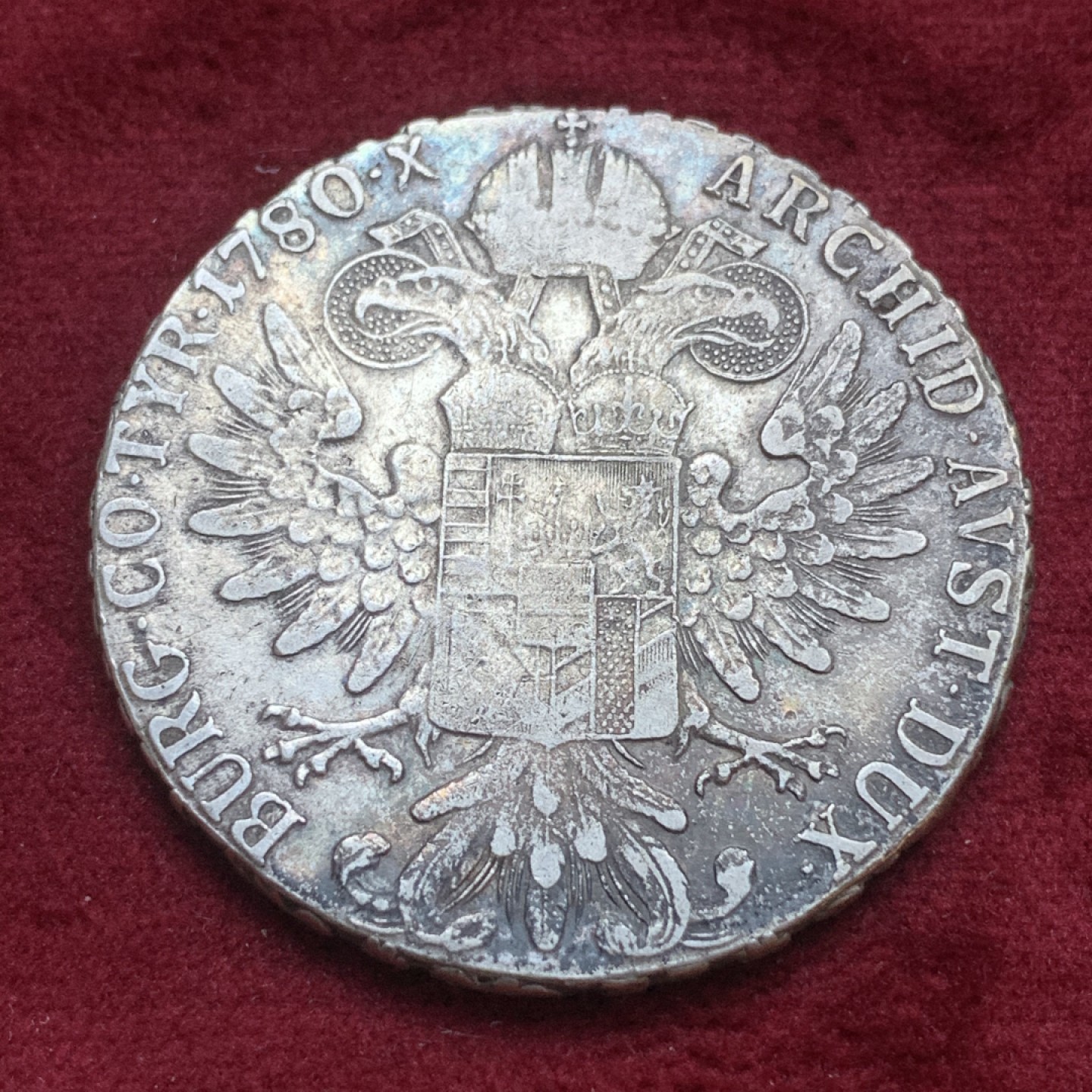 《竞宝斋》第74场-套币裸币专场 本周日，周一，周四.3场连拍（全场不限金额包邮） 双须版  奥地利 1780年 大奶妈银币  原味包浆 边铭厚实 保存的很好 大约二战时期后铸