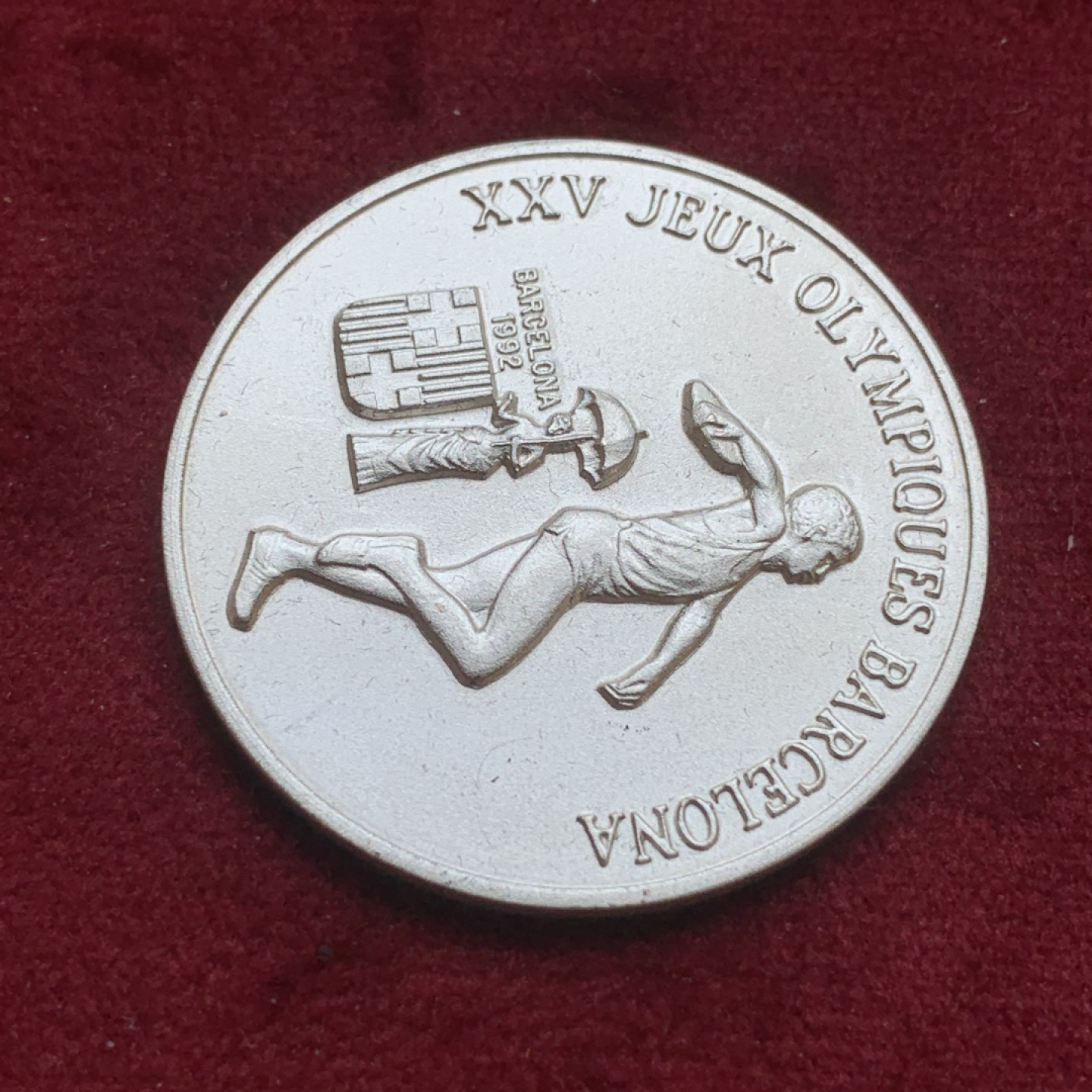 《竞宝斋》第74场-套币裸币专场 本周日，周一，周四.3场连拍（全场不限金额包邮） 几内亚共和国1988年巴塞罗那奥运纪念100法郎纯银大银币 16克