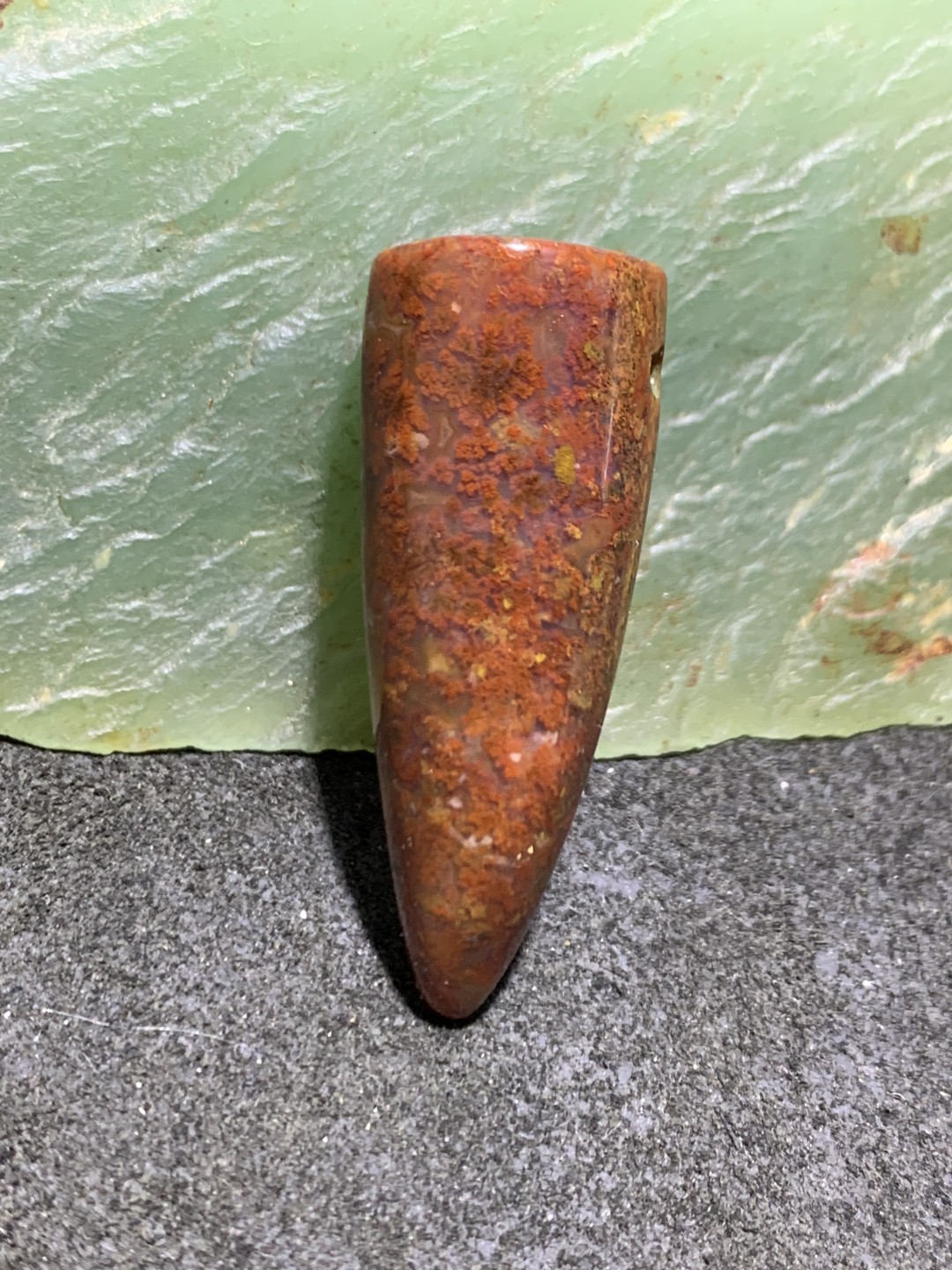 草花纹战国红玛瑙随形牙型吊坠一个，
