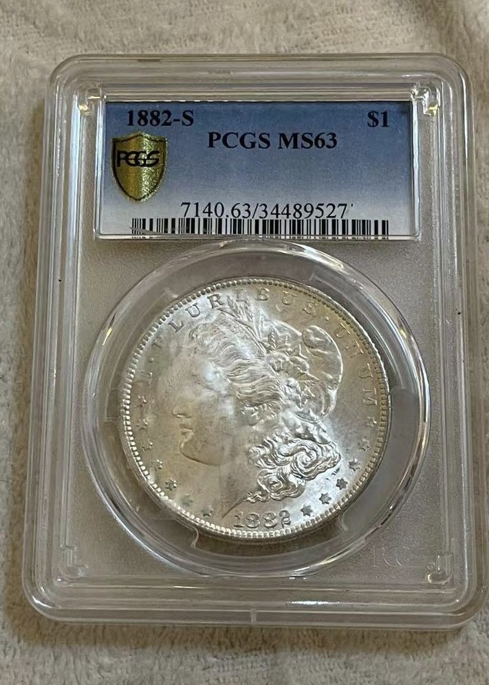 【麦克币章收藏】拍卖第二期 美国1882S 摩根银币PGCS Ms63，实物拍摄，外盒有点白色的印痕