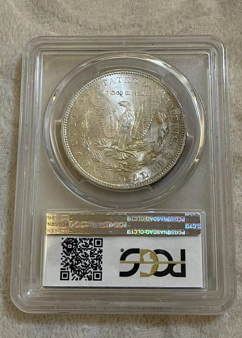 【麦克币章收藏】拍卖第二期 美国1882S 摩根银币PGCS Ms63，实物拍摄，外盒有点白色的印痕