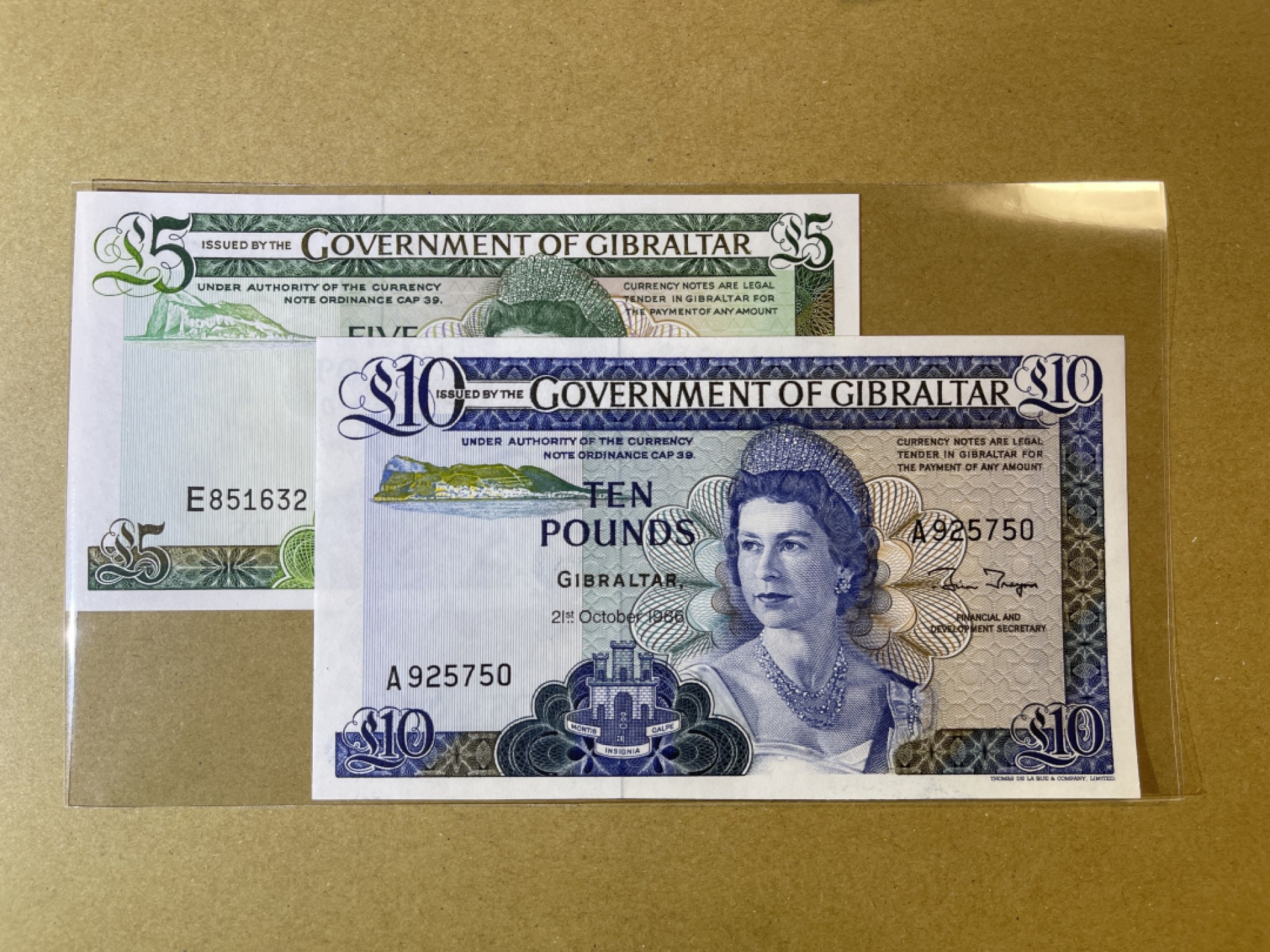 《张总收藏》64期——外币精品 直布罗陀5、10镑2张 UNC 1988年女王