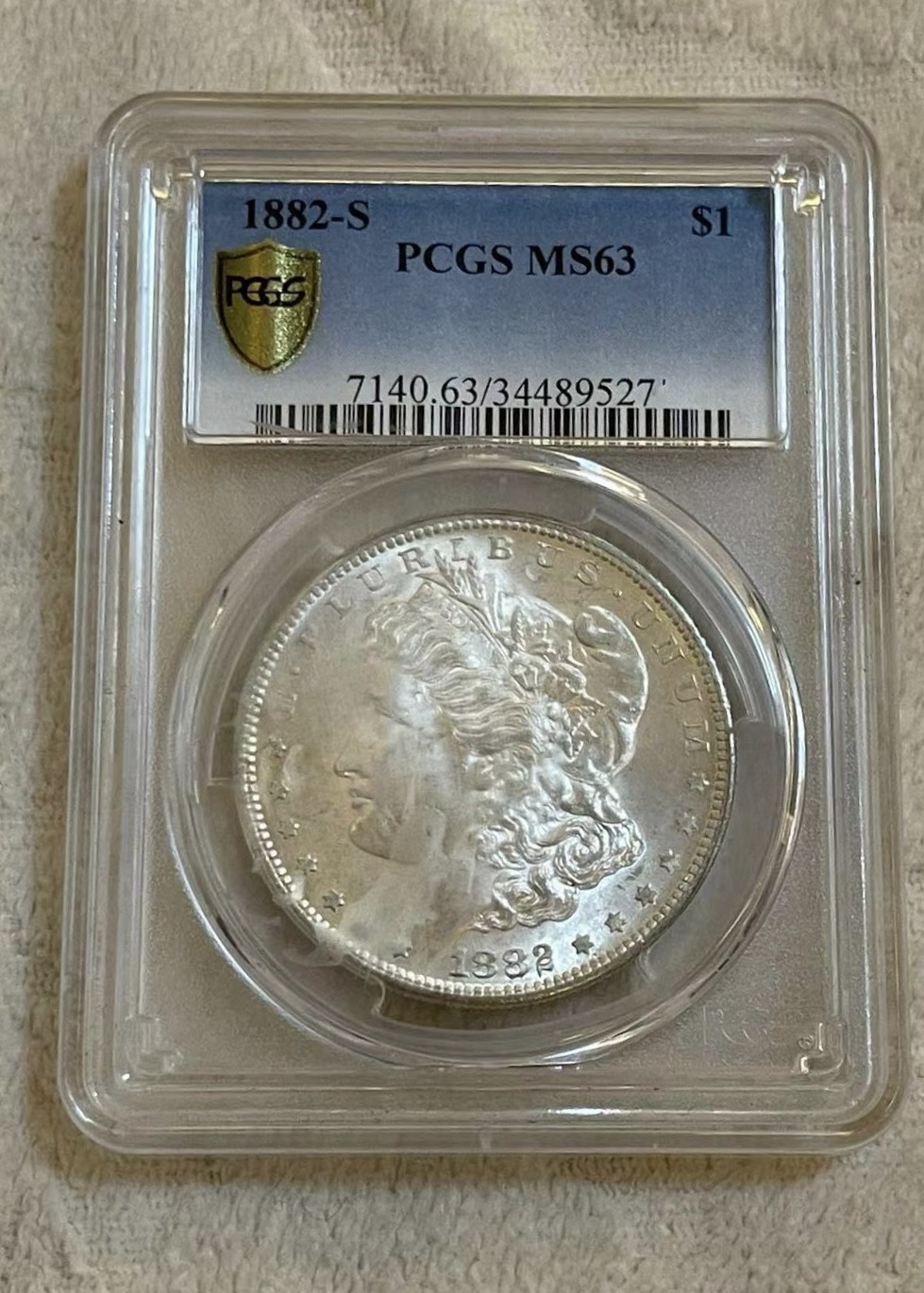 【麦克币章收藏】拍卖第二期 美国1882S 摩根银币PGCS Ms63，实物拍摄，外盒有点白色的印痕