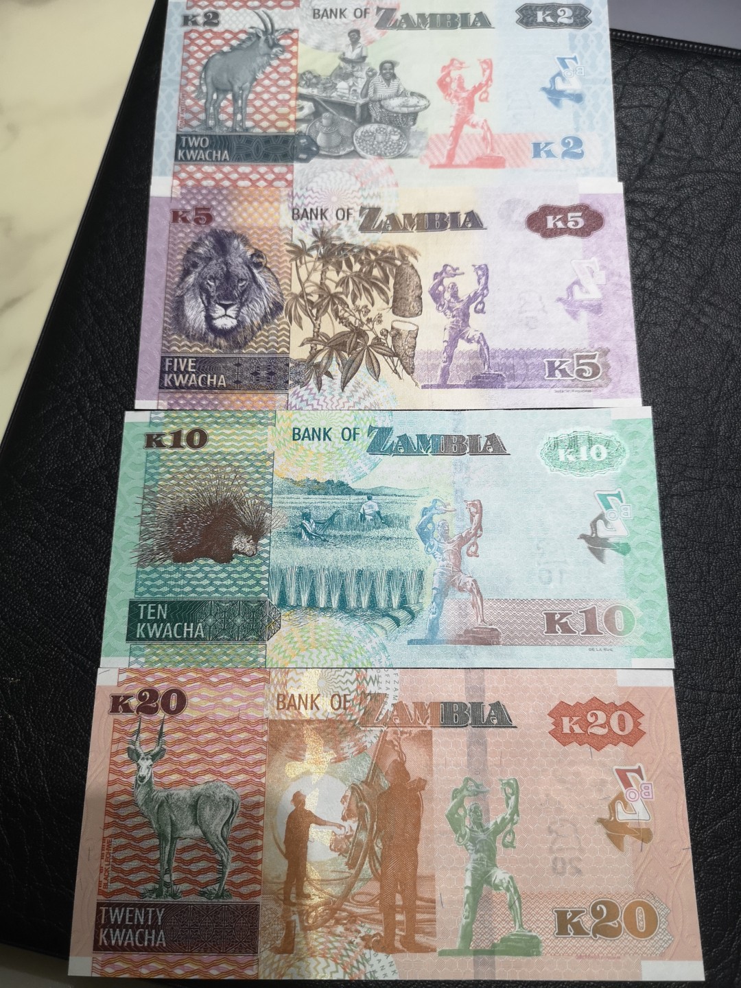 《外钞收藏家》第一百九十三期 赞比亚2、5、10、20 四张一起 全新UNC