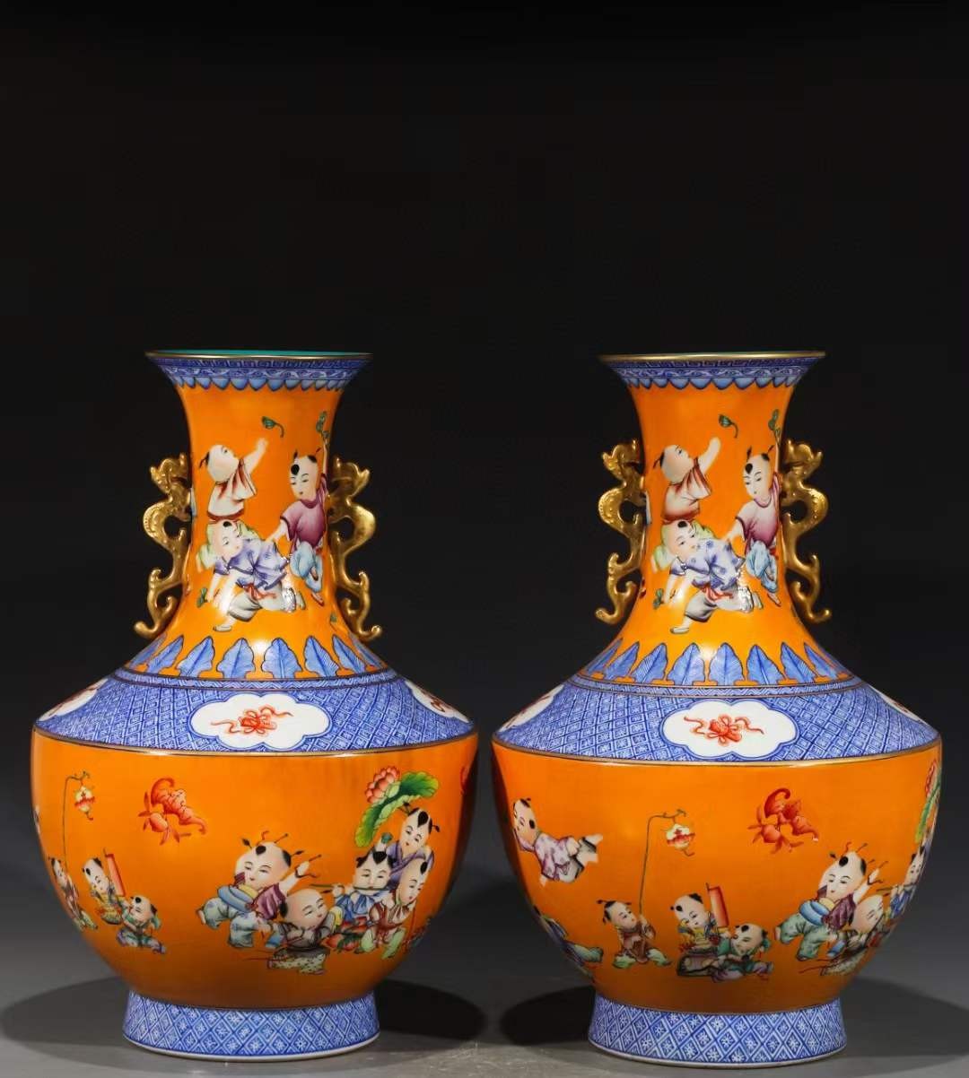 美品.款式“大清乾隆年制”精工细作粉彩描金婴戏纹双龙耳掸瓶一对 