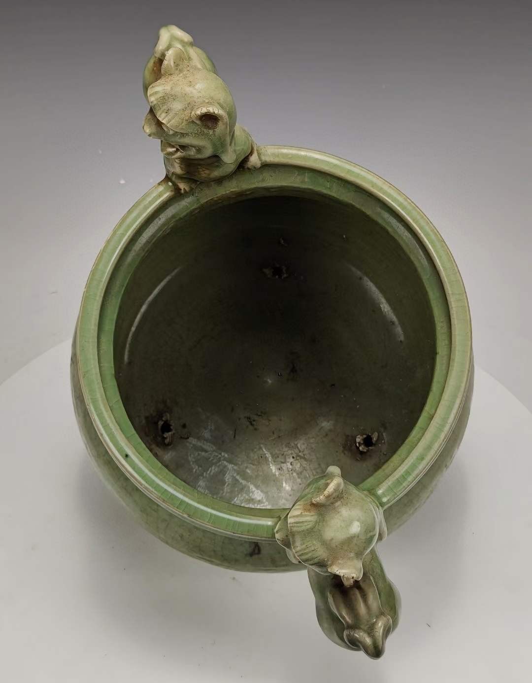 美品·精工细作满工耀州窑青釉冰裂开片暗饰满工刻瓷三足麒麟冲耳香炉。 