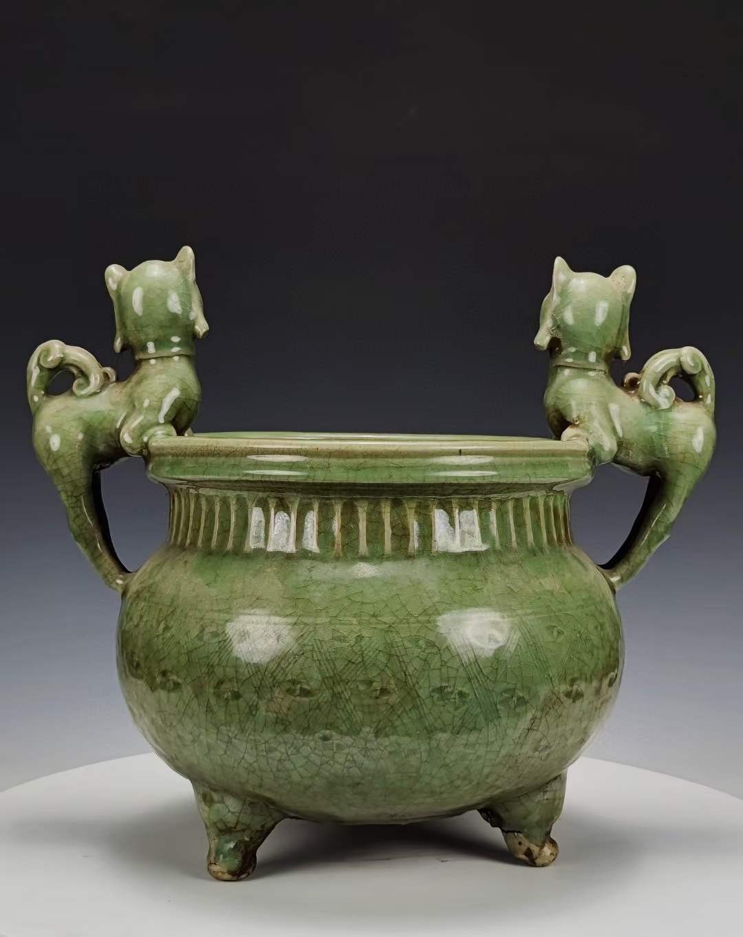 美品·精工细作满工耀州窑青釉冰裂开片暗饰满工刻瓷三足麒麟冲耳香炉。 