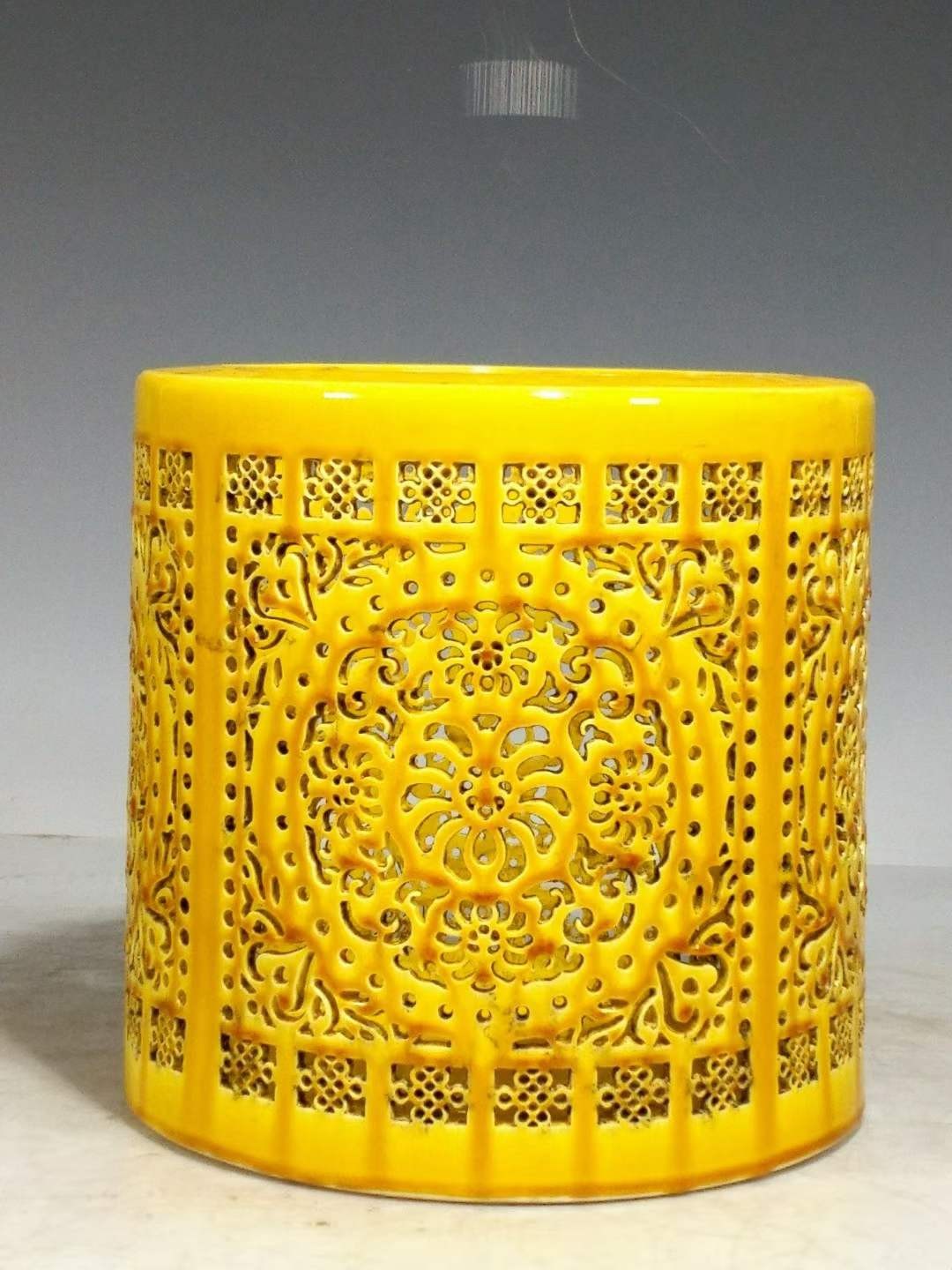 大明弘治年制黄釉满工镂雕笔筒