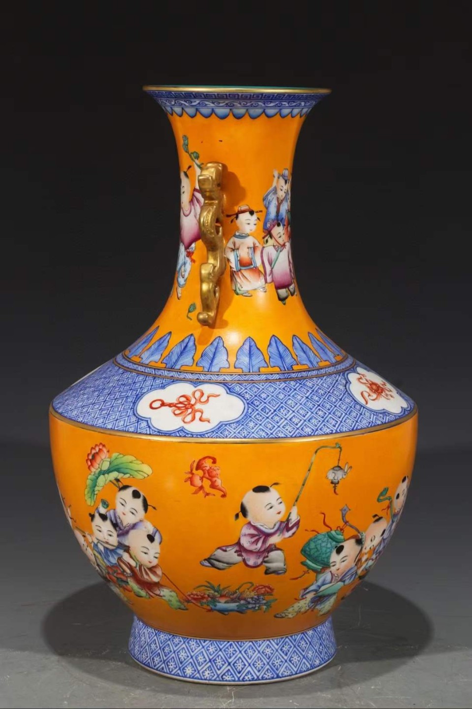 美品.款式“大清乾隆年制”精工细作粉彩描金婴戏纹双龙耳掸瓶一对 