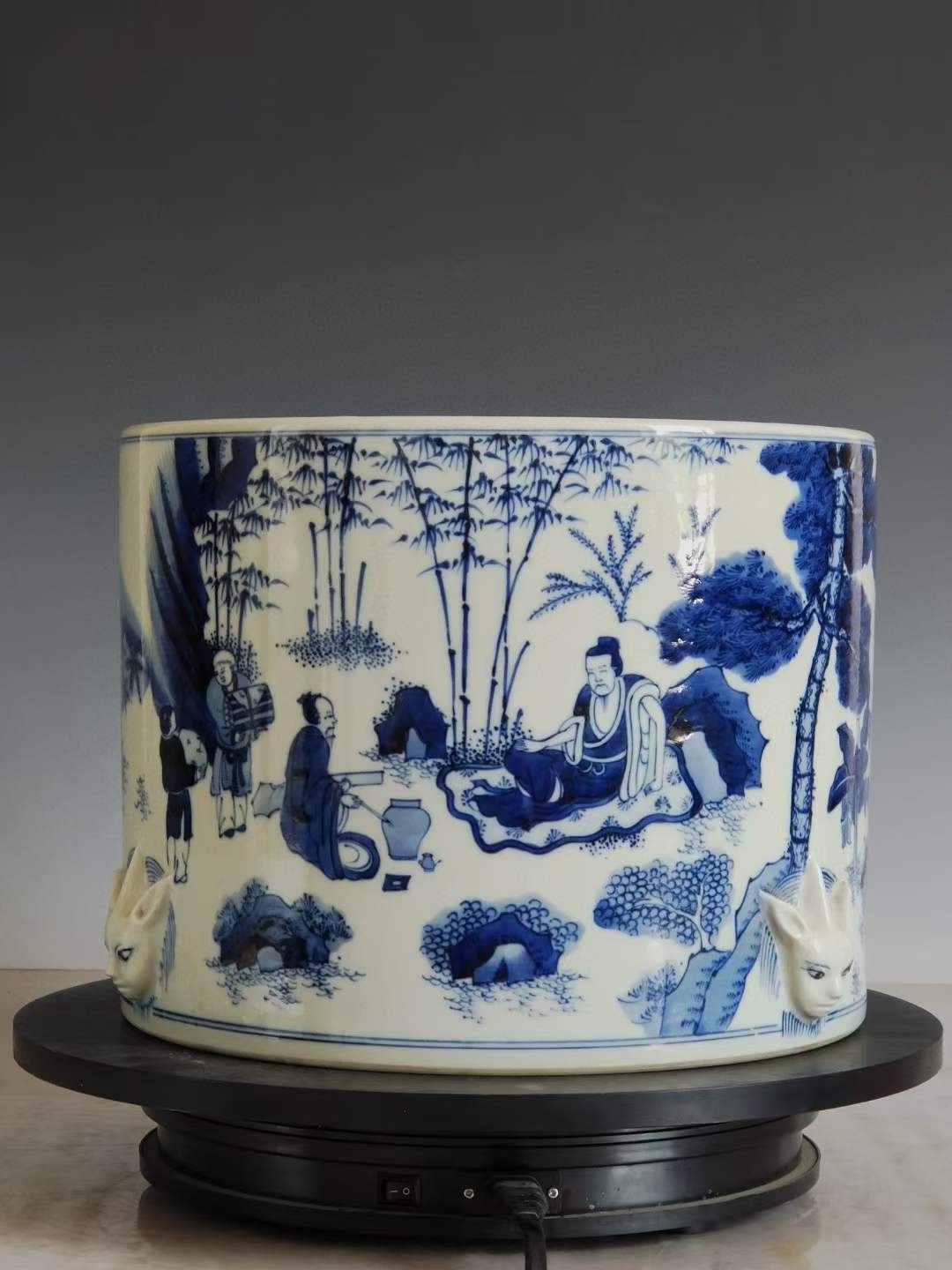 美品·款识“大清康熙年制”精工细作满工手绘青花竹林七贤纹三系兽首贯耳笔筒 美品·款识“大清康熙年制”精工细作满工手绘青花竹林七贤纹三系兽首贯耳笔筒