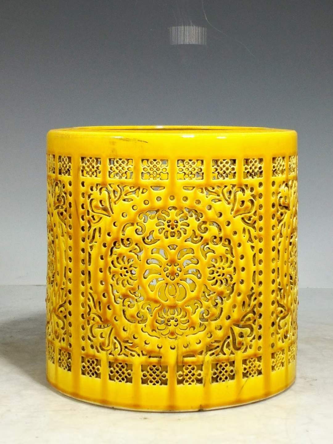 大明弘治年制黄釉满工镂雕笔筒