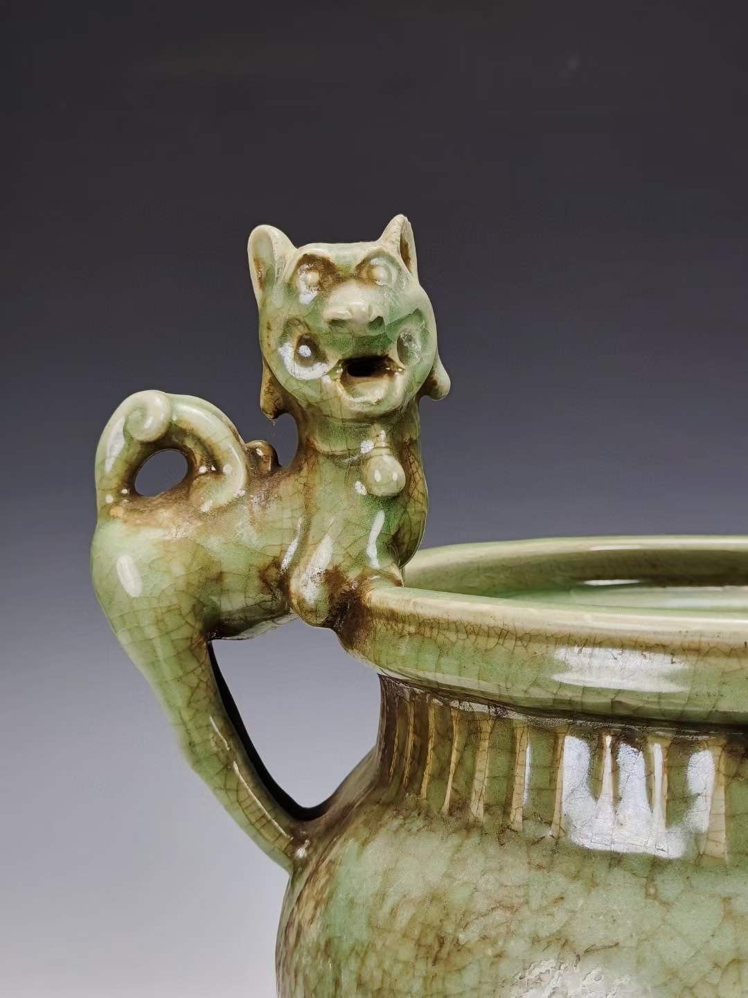 美品·精工细作满工耀州窑青釉冰裂开片暗饰满工刻瓷三足麒麟冲耳香炉。 