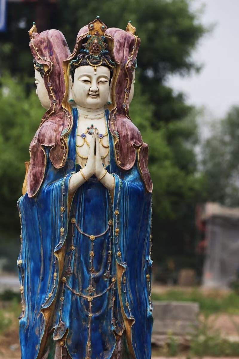美品·精工细作满工唐三彩三面佛站像。 