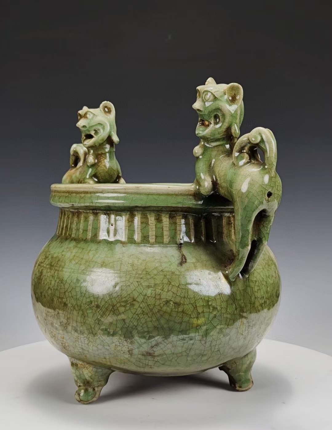 美品·精工细作满工耀州窑青釉冰裂开片暗饰满工刻瓷三足麒麟冲耳香炉。 