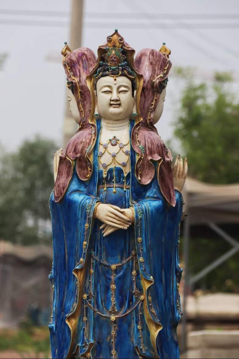 美品·精工细作满工唐三彩三面佛站像。 