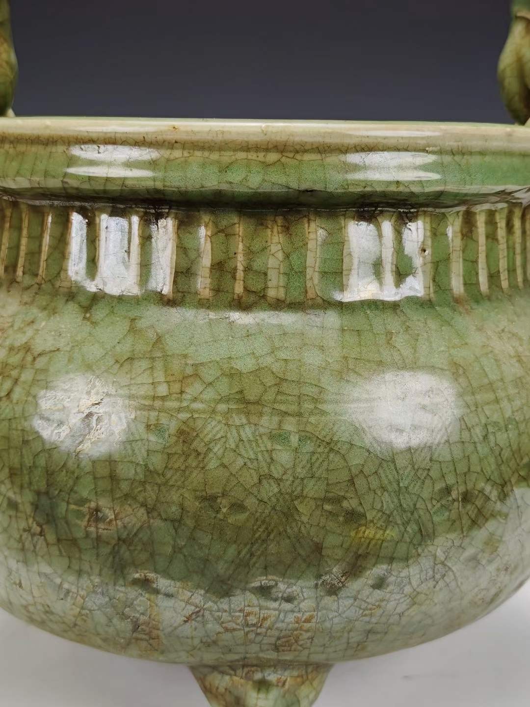 美品·精工细作满工耀州窑青釉冰裂开片暗饰满工刻瓷三足麒麟冲耳香炉。 