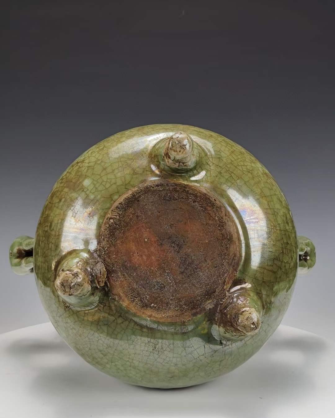 美品·精工细作满工耀州窑青釉冰裂开片暗饰满工刻瓷三足麒麟冲耳香炉。 