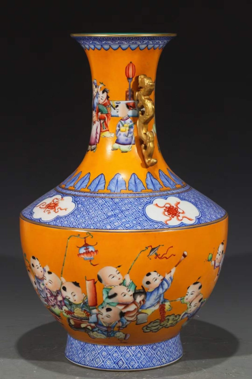 美品.款式“大清乾隆年制”精工细作粉彩描金婴戏纹双龙耳掸瓶一对 