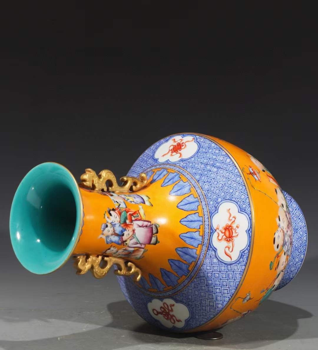 美品.款式“大清乾隆年制”精工细作粉彩描金婴戏纹双龙耳掸瓶一对 