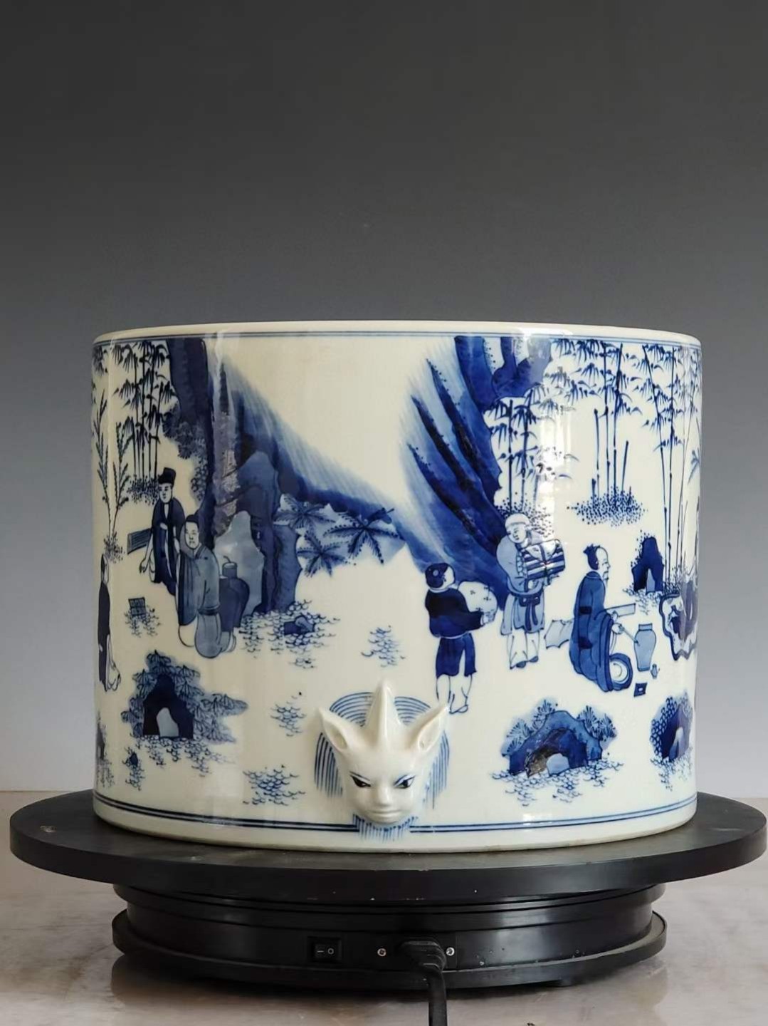 美品·款识“大清康熙年制”精工细作满工手绘青花竹林七贤纹三系兽首贯耳笔筒 美品·款识“大清康熙年制”精工细作满工手绘青花竹林七贤纹三系兽首贯耳笔筒