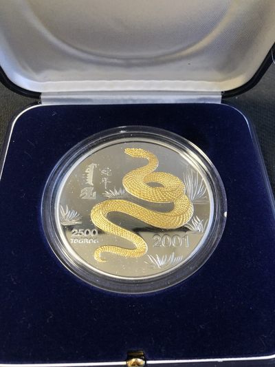 【海寧潮】拍卖第三十三期 - 【海寧潮】蒙古2001年中国生肖蛇5盎司镀金精制纪念银币，999银，65毫米。2000枚
