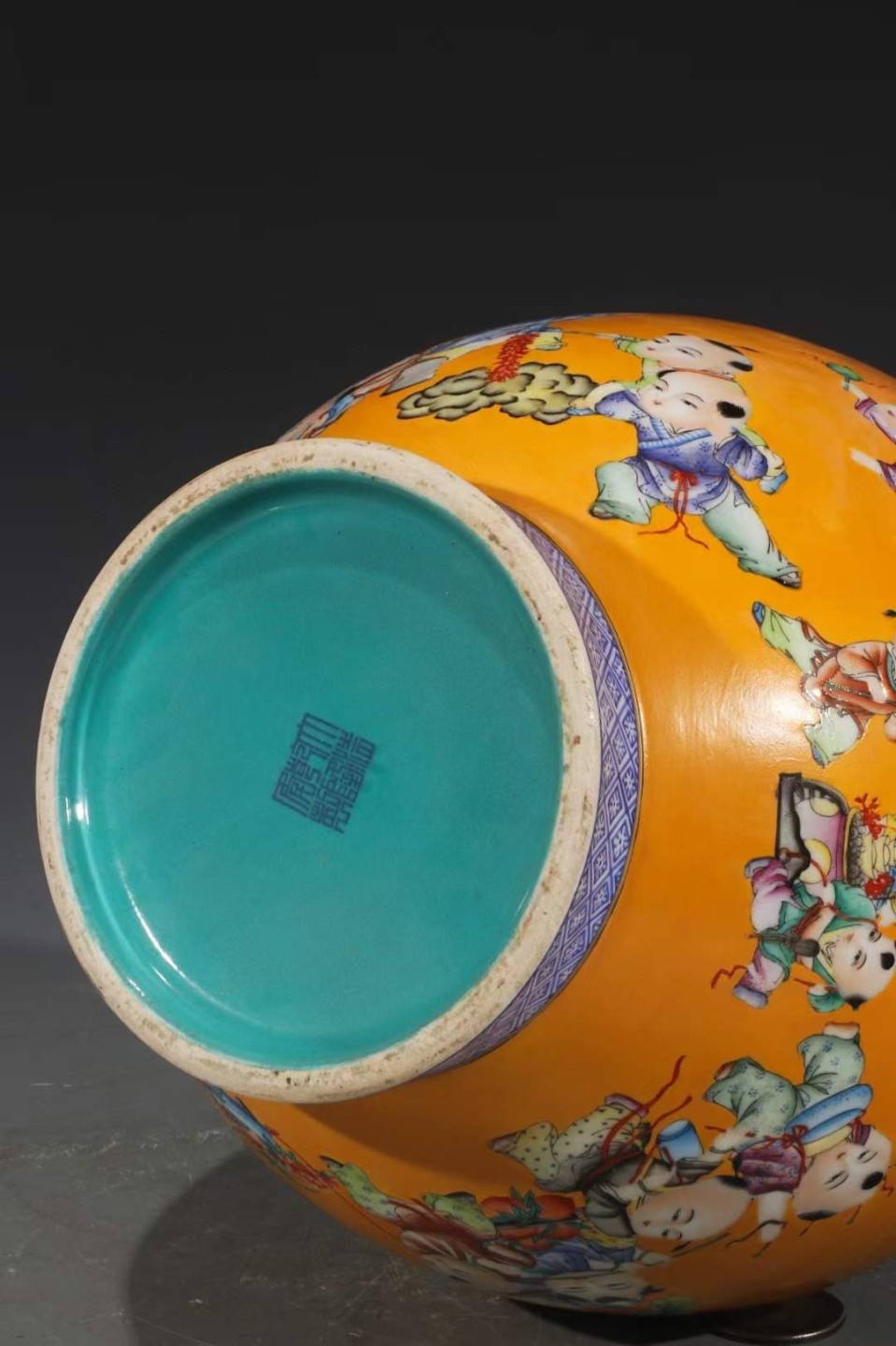 美品.款式“大清乾隆年制”精工细作粉彩描金婴戏纹双龙耳掸瓶一对 