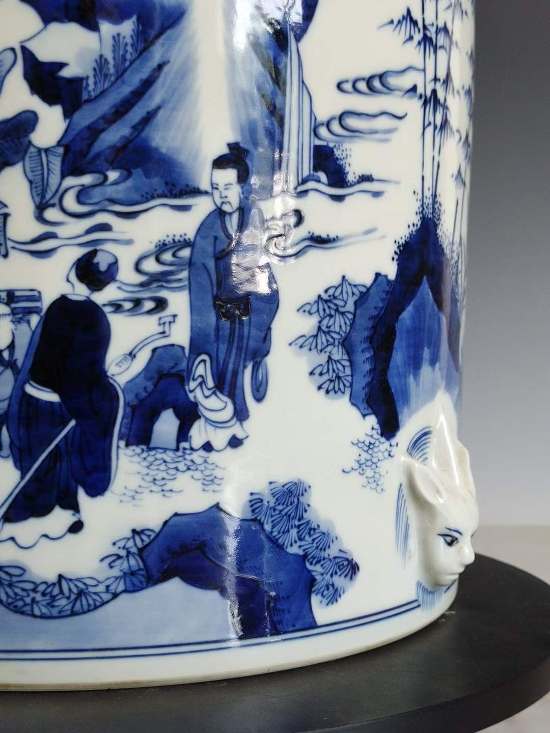 美品·款识“大清康熙年制”精工细作满工手绘青花竹林七贤纹三系兽首贯耳笔筒 美品·款识“大清康熙年制”精工细作满工手绘青花竹林七贤纹三系兽首贯耳笔筒