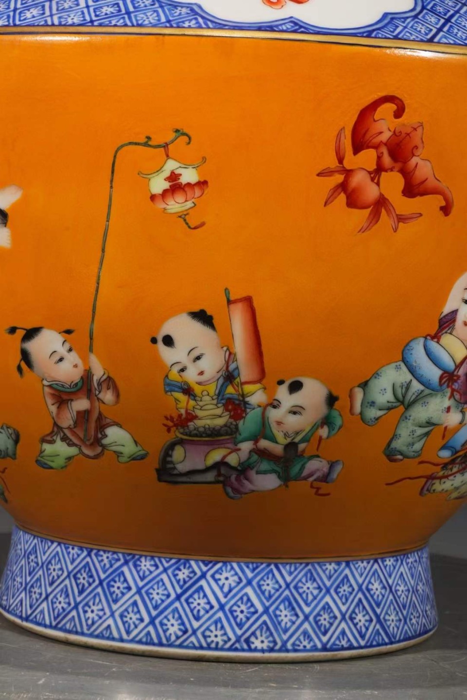 美品.款式“大清乾隆年制”精工细作粉彩描金婴戏纹双龙耳掸瓶一对 