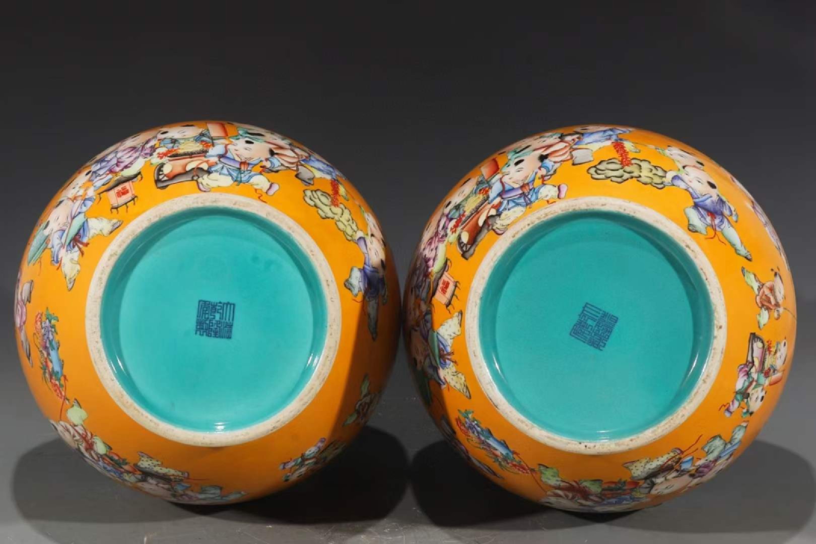 美品.款式“大清乾隆年制”精工细作粉彩描金婴戏纹双龙耳掸瓶一对 