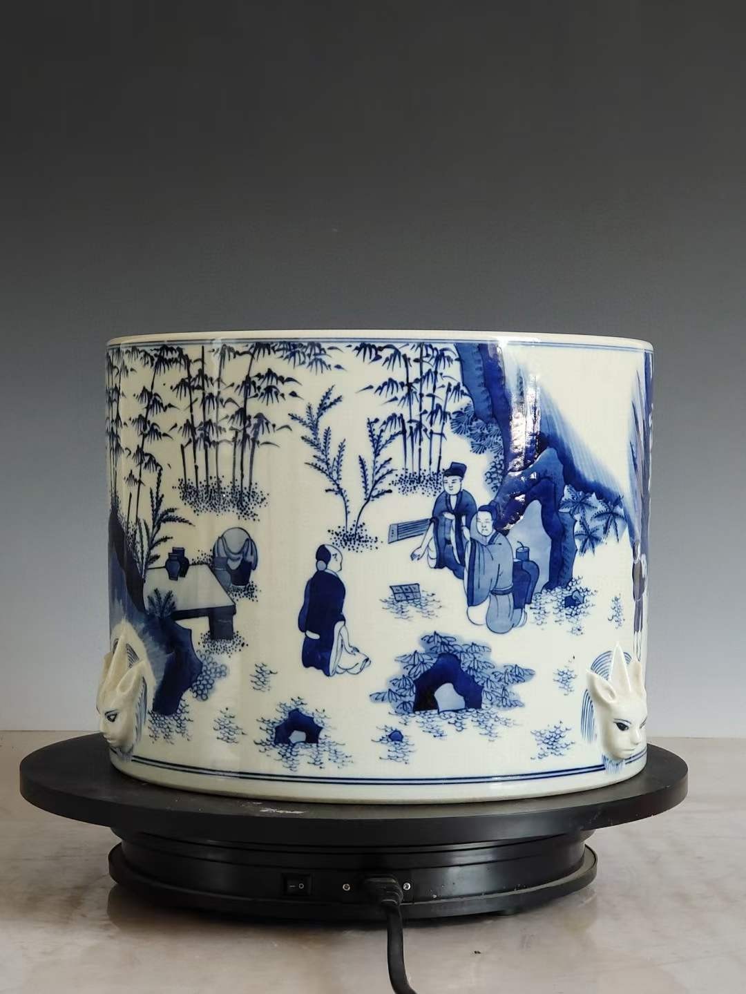 美品·款识“大清康熙年制”精工细作满工手绘青花竹林七贤纹三系兽首贯耳笔筒 美品·款识“大清康熙年制”精工细作满工手绘青花竹林七贤纹三系兽首贯耳笔筒